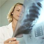 Femme médecin dans le laboratoire de rayons x
