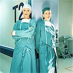 Deux femmes médecins voulue robes, appuyé contre le chambranle de porte