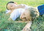 Garçon et fille de dormir dans l'herbe