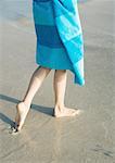 Kind gewickelt Handtuch zu Fuß auf nassen sand