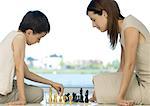 Mutter und Sohn spielt Schach