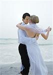Mariés dansant sur la plage