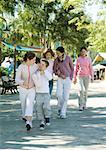 Groupe d'enfants se promenant dans le parc d'attractions
