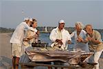 Amis profiter de barbecue sur la plage