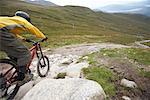 Mountainbiker absteigend Hill, Nevis Range, Schottland