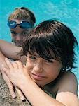 Enfants dans la piscine