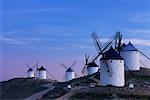 Moulins à vent sur une colline, Castilla La Mancha, Province de Ciudad Real, Espagne