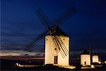 Windmühlen auf Hügel in Provence in Nacht, Kastilien-La Mancha, Ciudad Real, Spanien