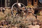 Vieux Wagon Wheel à l'extérieur du bâtiment Ouest sauvage, Utah, USA