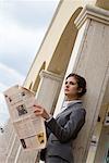 Geschäftsfrau lesen Zeitung
