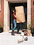 Femme transportant des boîtes