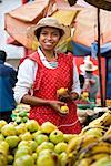 Porträt Frau verkaufen Obst am Markt, Behenjy, Madagaskar