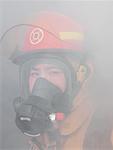 Porträt von Feuerwehrmann durch Rauch