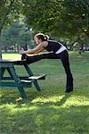 Femme qui s'étend dans le parc