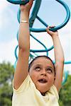 Fille jouant sur Monkey Bars