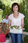 Frau mit Familie Essen im freien