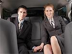 Homme et femme tenant la main arrière de voiture