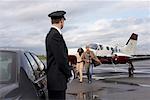 Chauffeur en attente pour les passagers à l'aéroport