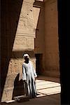 Mann am Tempel von Philae, Assuan, Ägypten