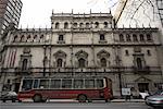 Trafic en passant devant le Teatro Cervantes, Buenos Aires, Argentine