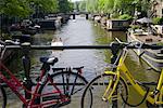 Fahrräder auf der Brücke über den Kanal, Amsterdam, Holland