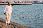 Homme qui marche sur la plage