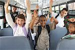 Enfants dans les autobus scolaires