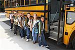 Enfants par autobus scolaire