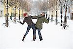 Couple ayant un combat de boule de neige