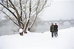 Couple marchant dans la neige