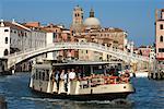 Vaporetto et pont degli Scalzi, Grand Canal, Venise, Italie