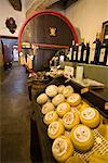 Vin et fromage dans la boutique, Montepulciano, Toscane, Italie