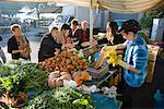 Menschen am Markt, Montepulciano, Toskana, Italien