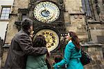 Famille regardant horloge astronomique