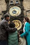 Famille regardant horloge astronomique