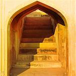Faible angle vue d'étapes dans un monument, tombeau de Safdarjung, New Delhi, Inde