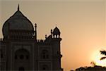 Silhouette der ein Denkmal in der Abenddämmerung Safdarjung Grab, Neu Delhi, Indien