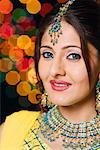 Portrait d'une jeune femme portant des vêtements traditionnels indiens