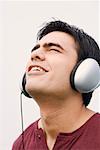 Nahaufnahme eines jungen Mannes, Musik hören