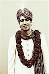 Porträt von einem Bräutigam im traditionellen Hochzeit outfit
