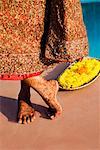 Niedrige Schnittansicht einer Braut zeigt eine Henna Tattoo auf ihren Füßen