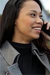 Femme à l'aide de téléphones cellulaires