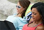 Femmes relaxantes à la plage