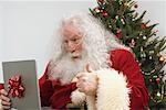 Père Noël avec ordinateur portable