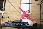 Homme exerçant avec instructeur Pilates