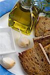 Gebratenes Brot, Olivenöl, Knoblauch und Salz