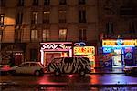 Extérieur de magasins pendant la nuit, Paris, France