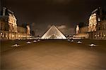 Le Musée du Louvre, nuit, Paris, France