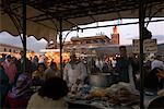 Gens mangent au Stands gastronomiques, Marrakech, Maroc