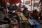 Stand de thé, les gens, Tamlelt, Maroc